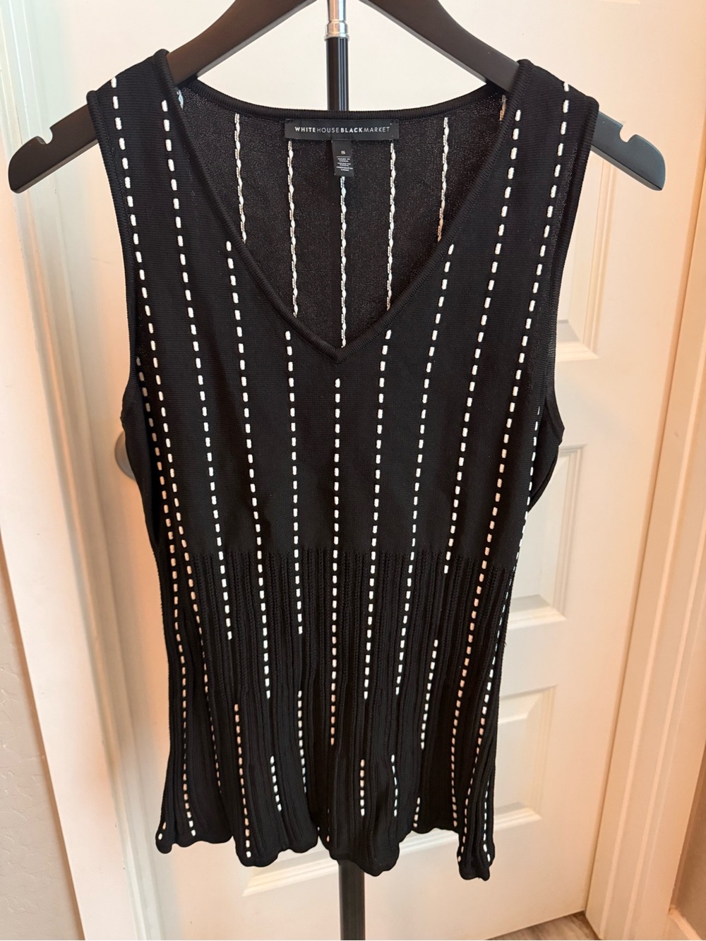 White House Black Market Black & White Sleeveless V-Neck Knit Tank